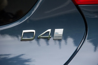 テールゲートに装着された「D4 Inscriptopn」のバッジ。今回のマイナーチェンジでは、スポーティーな「R-DESIGN」以外のグレード名称も変更となり、下から「キネティック」「モメンタム」「インスクリプション」となった。