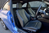 テスト車のシート（写真）は、オプションの「ダコタレザーシート」。標準車には、アルカンターラを用いたコンビシートが与えられる。