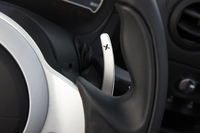 鍛造アルミニウム製のシフトパドルは、ステアリングホイールではなくステアリングシャフトに装備されている。
    