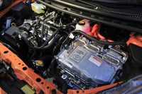 パワーユニットのアウトプットは、1.5リッター直4エンジンが最高出力74ps、最大トルク11.3kgm、モーターが最高出力61ps、最大トルク17.2kgm。システム全体では100psの最高出力を発生する。
    