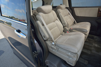 今やベンチタイプよりも需要が高いという、2列目の独立型キャプテンシート。オプションで本革仕様も選択可能。