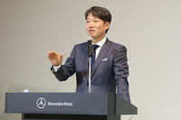 「2015年はクリーンディーゼル車やPHV、ディーゼルHVなどを積極投入する」と語る上野社長。
    