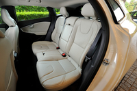 6：4分割可倒式のリアシート。後方の視界を妨げぬよう、人が座っていないときは、ヘッドレストが倒せるようになっている。
    