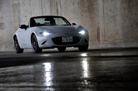 オープン状態のND型「ロードスター」。全グレードにLED式のヘッドランプが標準装備される。
    