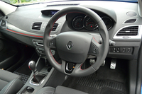 「メガーヌ ハッチバックGT220」のインテリア。トランスミッションは6段MTのみが用意される。
    