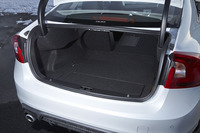 「S60 T6 AWD R-DESIGN」のトランクルーム。リアシートには6：4分割可倒機構が備わっており、状況に応じて荷室を広げることができる。