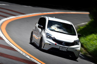 箱根の下りレフトハンダーを行く「ノートNISMO S」。