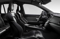 スポーティーな装いの「R-DESIGN」仕様の室内。