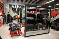 ショールームの一角にある「大森ファクトリー」のショップコーナー。パフォーマンスパーツはもとよりアパレルなどのニスモグッズまでもがそろっている。