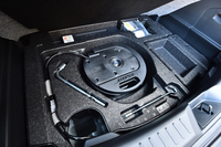 荷室の床下には、オプション「Boseサウンドシステム」のベースボックス（ウーファー）が置かれる。
    