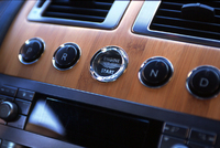 フロントには、2ステージ式のダブルエアバッグと、サイドエアバッグが埋め込まれる。衝突安全性能の開発には、同じフォードグループ内のボルボの協力を得たという。オーディオはリン（Linn）社製6CDオーディオプレイヤー。コンソール上部に埋め込まれるナビゲーションシステム、パークディスタンスセンサー、タイヤ空気圧センサー、クルーズコントロールなど、装備は豊富。写真をクリックすると、スターターボタンのアップが見られます。