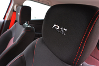 前席ヘッドレストのR.S.ロゴ。