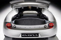 容量160リッターの荷室には、エンジンルームから入る熱を下げるための冷却システムがレイアウトされる。