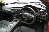 インテリアカラーはブラックとシルバーの2色の設定。デコラティブパネルはカーボンが標準となる。
    