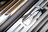 サイドシルのキッキングプレートには「GHOST Hand Built in Goodwood England」の文字が。
    