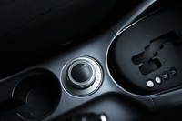 センターコンソールにある「ドライブモードセレクター」。走行状態に応じて「2WD」「4WD」「4WDロック」の3つのモードを選択できる。また、走行中の切り替えも可能。