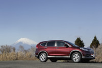 【テスト車のオプション装備】Hondaインターナビ＋リンクアップフリー＋センターディスプレイ＋ETC車載器＝35万円／前席用i-サイド＆サイドカーテンエアバッグシステム＋本革シート＋電動ガラスサンルーフ＝42万円