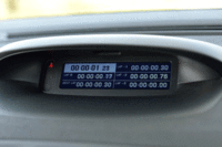 
	こちらは、ダッシュボード中央に配される「R.S.モニター」。出力、ブースト圧、アクセル開度、0-100km/hの加速タイム、Gセンサーなどの情報を把握できる。

	（写真をクリックすると、主な表示サンプルが見られます）
	