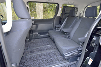 7人乗りの2列目シートは、横方向のスライド機構と薄型の3列目シートを採用したおかげで、810mmもの前後スライドを可能とした。（写真は最後端に固定したところ）