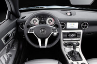 運転席まわりの様子。スーパースポーツ「SLS AMG」風のディテールもちらほら。