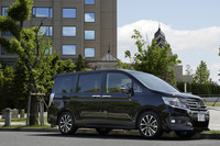 「ステップワゴン」「ステップワゴン スパーダ」は、2012年4月にFF車がマイナーチェンジ。翌5月には4WD車にも同様の改良が施された。