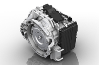 コンパクトなサイズと9段ものギア数が特徴のZF製「9HP」。ちなみに、文中のツェッペリン財団とは、ZF社のおよそ94％の株式を保有する大株主である。
    