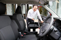 ワゴンRのアイデンティティー「助手席シートアンダーボックス」。