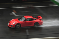 水しぶきを上げながら、富士スピードウェイのメインストレートを行く。