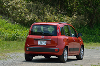 リアビュー。軽い接触でボディーが傷つかぬよう、バンパーやボディーサイドには黒い「プロテクトスリップ」が与えられる。
    