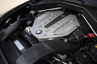 4.4リッターV型8気筒DOHC32バルブ＋ツインターボユニットは新開発。実にコンパクトに設計されているのが特徴。