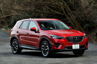 「CX-5」が大規模なマイナーチェンジを受けたのは2014年11月。フロントグリルに水平基調のフィンが配され、表情がより精悍（せいかん）になった。「Lパッケージ」と「プロアクティブ」の両グレードには、防眩（ぼうげん）ハイビーム機構「アダプティブLEDヘッドライト」が標準で装備される。
    