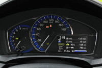 ハイブリッド車のメーターパネル。右下のTFTマルチインフォメーションディスプレイに、各種車両情報が表示される。
    