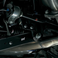 「インプレッサ」のコンプリートカー「S204」などと同様、リアサスペンションの一部のブッシュが、ゴムブッシュから、よりソリッドな動きを実現するピロボールに変更されている。