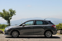 サイドビュー。ホイールベースは先代モデルから据え置き（2610mm）とされている。