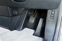 操作性については、アクセルをオフにすると積極的に制動が働くのが「BMW i3」の特徴で、慣れるとブレーキを踏まずにクルマを停止させることができる。BMWは、先行開発車両の「MINI E」などでも、この方式を採用していた。
    