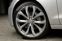 テスト車には、オプションの10パラレルスポークデザインアルミホイールと265/35R20タイヤが装着されていた。標準は5アームのデザインアルミホイールと245/45R18タイヤ。