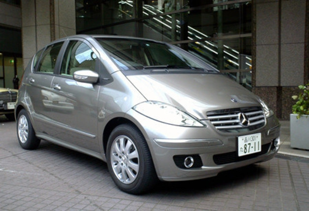 新型Aクラスでは売れ筋のグレード「A170エレガンス」。インテリアにウッドパネルなどを装着するゴージャス仕様です。