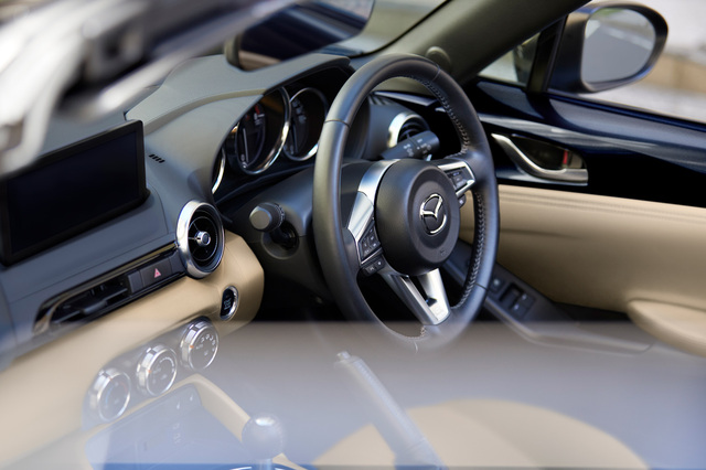 マツダが「ロードスター」を大幅改良 装備を強化し爽快な走りも追求