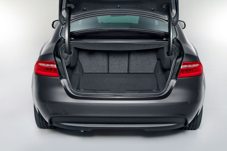 電動式トランクリッドを装備する。