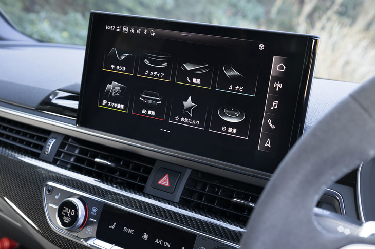 「MMI」と呼ばれるアウディ独自のインフォテインメントシステムは、ダッシュボード中央に備わるタッチ式10.1インチディスプレイでコントロール。スマホ感覚で直感的に操作できるユーザーインターフェイスの採用も、最新世代の特徴だ。