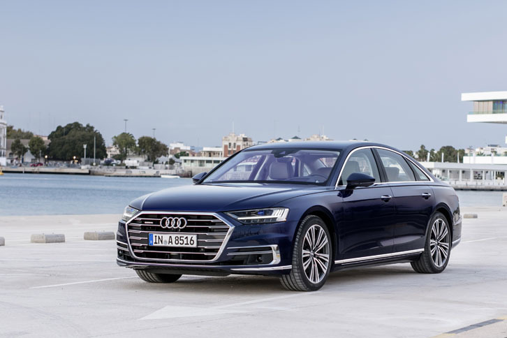 新型のエクステリアには、コンセプトカーの「アウディ・プロローグ」（2014年）で提案された新しいデザインランゲージが用いられている。