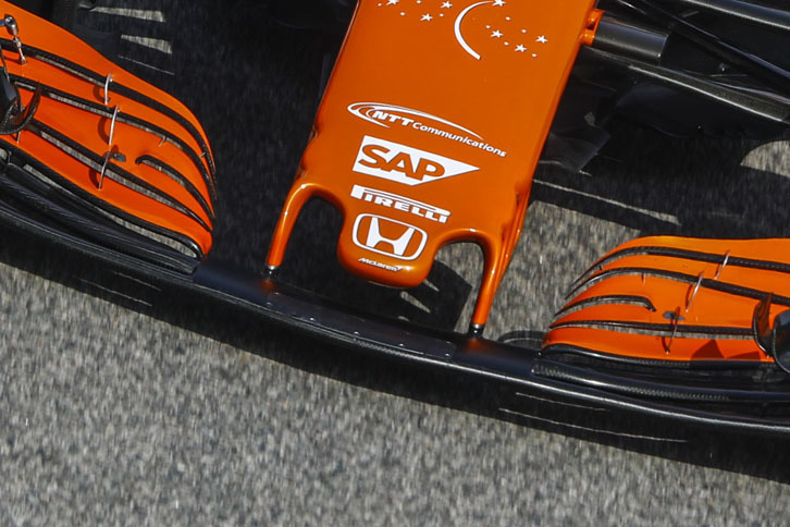 2015年のGP復帰以来マクラーレンに独占供給されてきたホンダのパワーユニット（PU）が、来季ザウバーのマシンにも搭載されることになった。昨季に新オーナーを迎え、テールエンダーから抜け出そうとしているスイスチームは、1年型落ちのフェラーリPUに別れを告げることになる。ホンダにとっては供給先が増えることでより多くのデータやさまざまな知見が得られるはず、と前向きな意見も聞かれるが、果たして……。（Photo=McLaren）