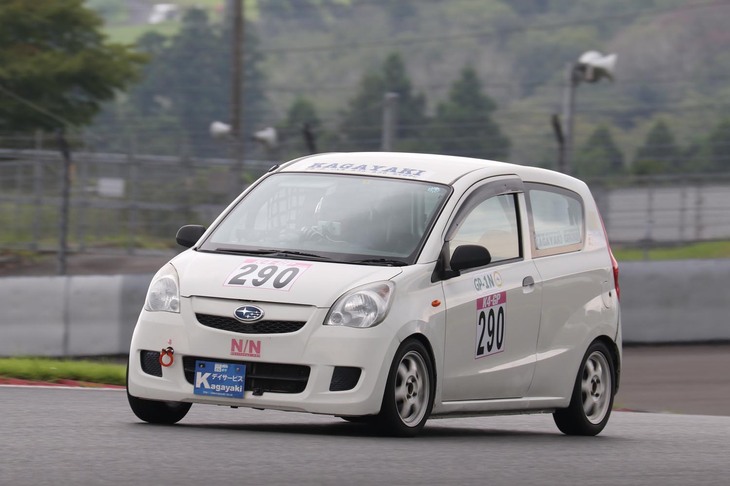 GP-1-Nクラスで3位となった「スバル・プレオ バン」。車種選択といい、飾り気のないルックスといい、そして「デイサービス16号車プレオ」というエントリー名といい、「普段は訪問介護に使っています」という雰囲気。こういう普通の軽とバリバリのレーシングカーが同じ土俵で戦うところもK4-GPの魅力のひとつ。