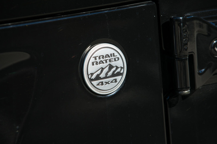 フロントフェンダーの後ろに貼られた「TRAIL RATED 4×4」のバッジ。ジープ車が開発テストを行う、アメリカ・ルビコントレイルを走破できたモデルにのみ与えられる。