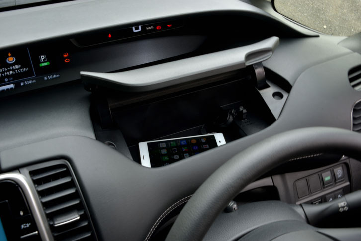 運転席の前方には、ふた付きの小物入れが設けられている。携帯電話ほか、電子機器を充電するためのUSBソケットも備わる。