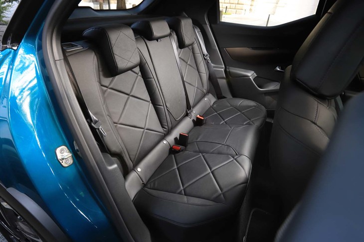 リアシートの足元空間はそれなり。フロントも含めて、密度の異なる2種類のウレタンフォームを部位によって使い分けることでホールド性を高めている。