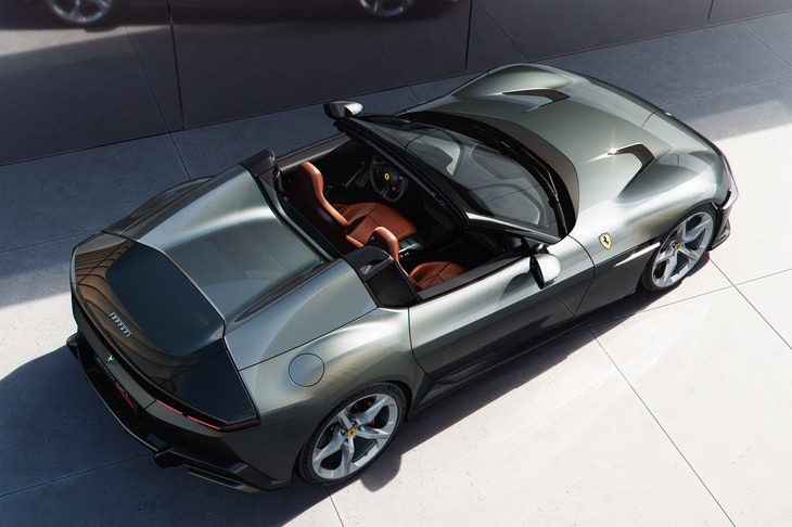 オープントップの「12チリンドリ スパイダー」。カランド氏によると、フェラーリがクーペとスパイダーを同時発表するのはこれが初とのこと。現在、発売へ向け急ピッチで開発が進められている。