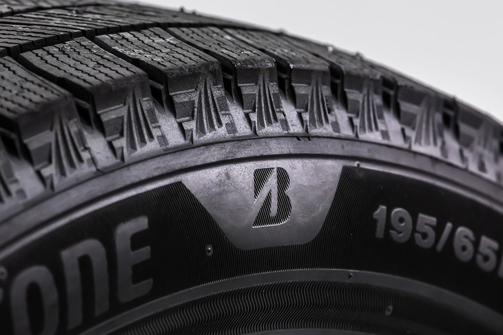 「ブリザックVRX3」のサイドウォールに入れられたブリヂストンの「B」マークは、右に16度傾いたデザインになっている。これは「挑戦する姿勢」や「挑戦する人を支えようと身を乗り出すブリヂストンの姿勢」を示したものだという。