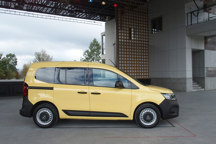 「ルノー カングージャンボリー2022」のステージに登場した新型「ルノー・カングー」。「ジョンアグリュム」と呼ばれるイエローの外装色をまとっていた。