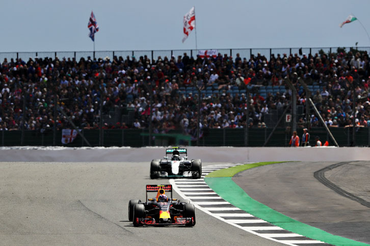 レッドブルのフェルスタッペン（写真前）は2戦連続、今季（そして自身）3回目のポディウムフィニッシュ。ロズベルグの3位降格でレース終了後に2位の座が転がり込んできた。ぬれた路面で2位ロズベルグを抜き去ったドライビングは見事だった。（Photo=Red Bull Racing）